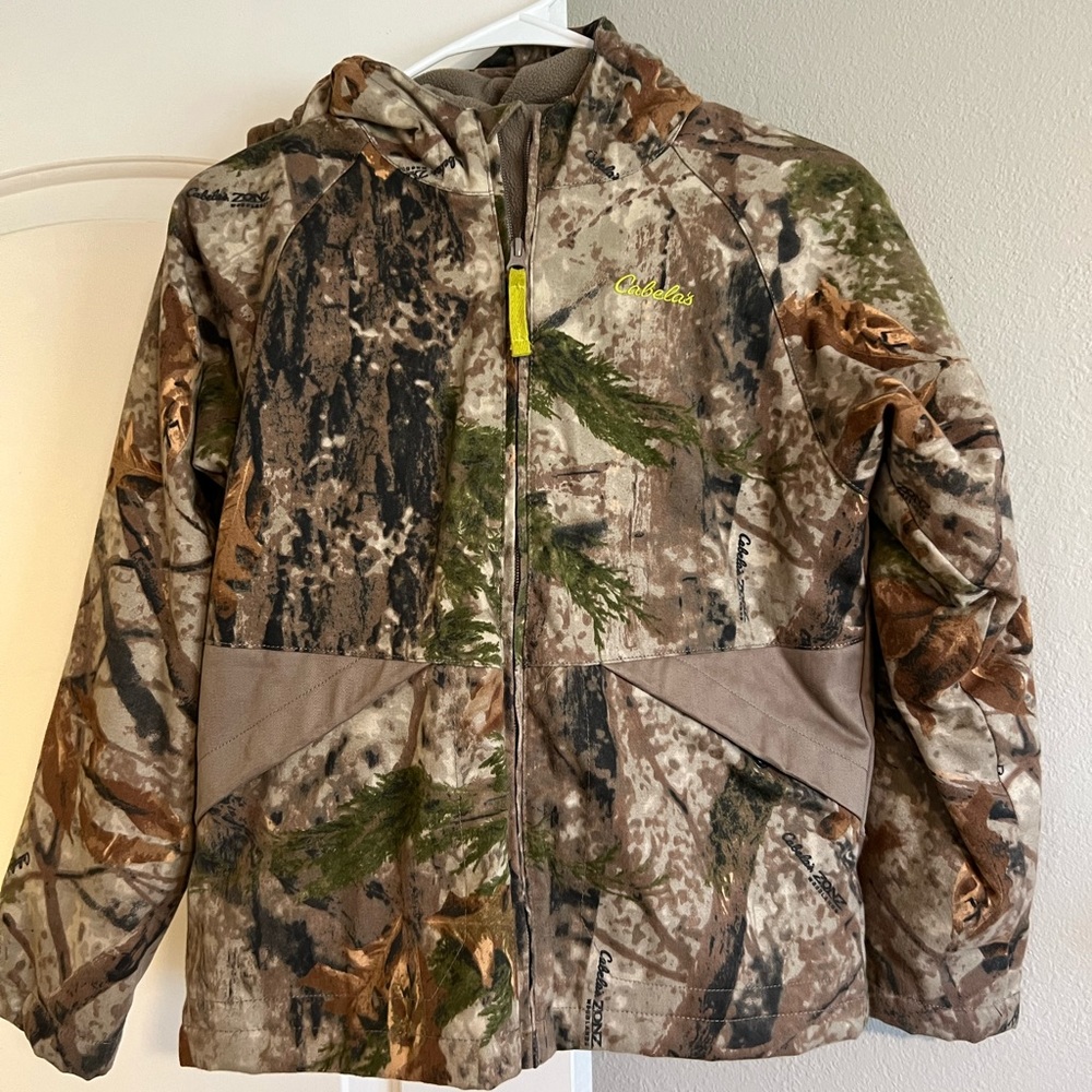 Kids Cabellas jacket.  Great condition hardly worn. Size Medium